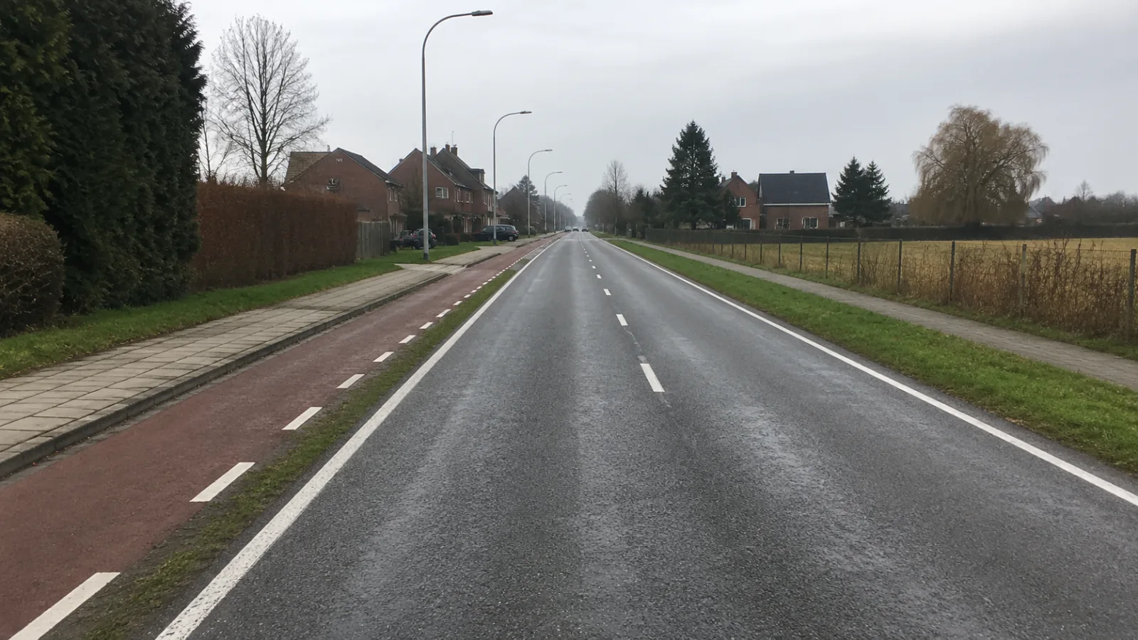 Route belge vue de face, chaque partie colorée : trottoir en violet, piste cyclable en orange, chaussée en bleu avec une bande de circulation détourée, et accotement en vert