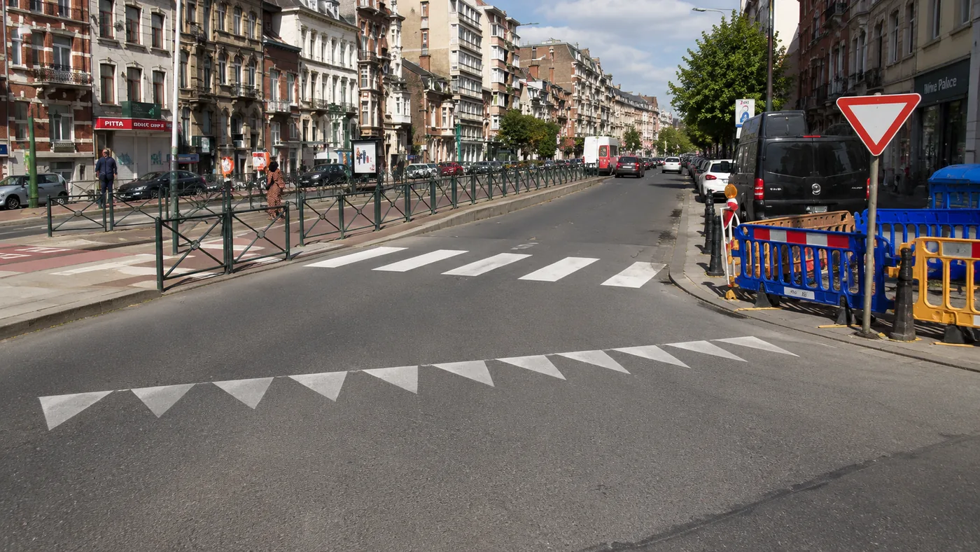 Carrefour avec panneau céder le passage et dents de requin au sol
