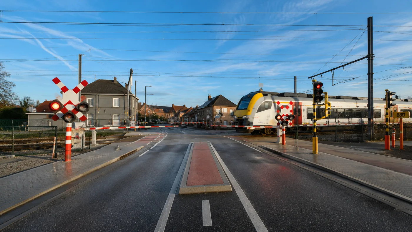 Approche d'un passage à niveau : balises 3-2-1 et croix de Saint-André