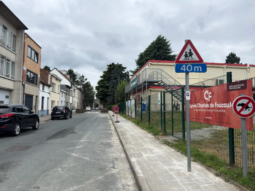 Triangle de danger « enfants » avec un panneau additionnel « 40 m », devant un établissement scolaire