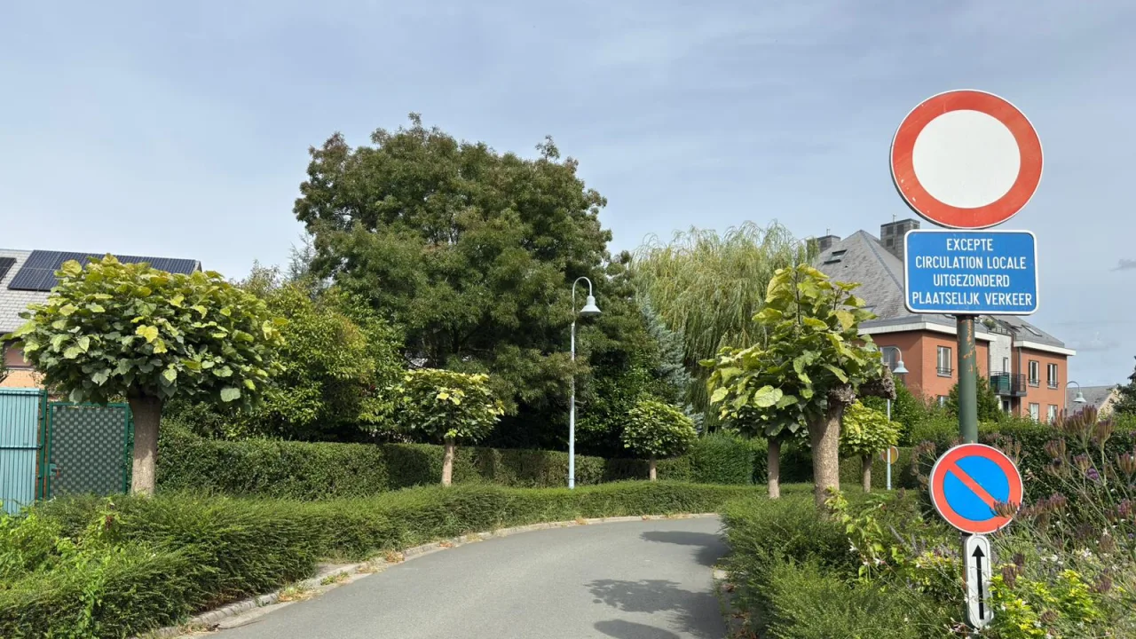 Panneau additionnel « excepté circulation locale » sous un signal d'accès interdit