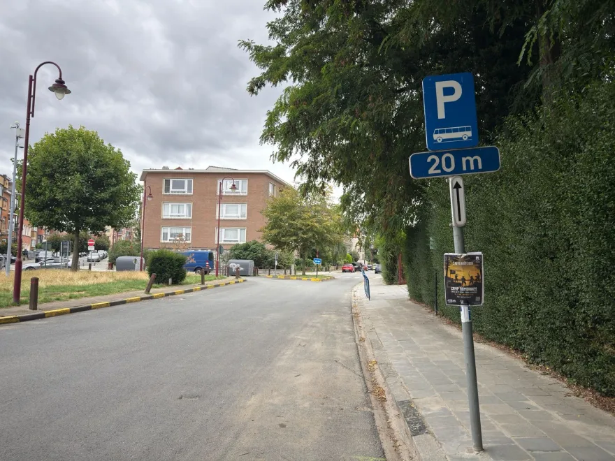 Signal de stationnement réservé aux autocars, avec un panneau additionnel « 20 m » et une flèche vers le haut