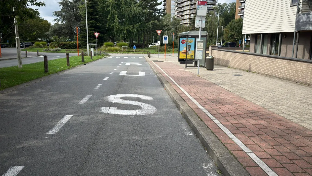 Arrêt de bus avec son abri, le long d'une bande réservée aux bus