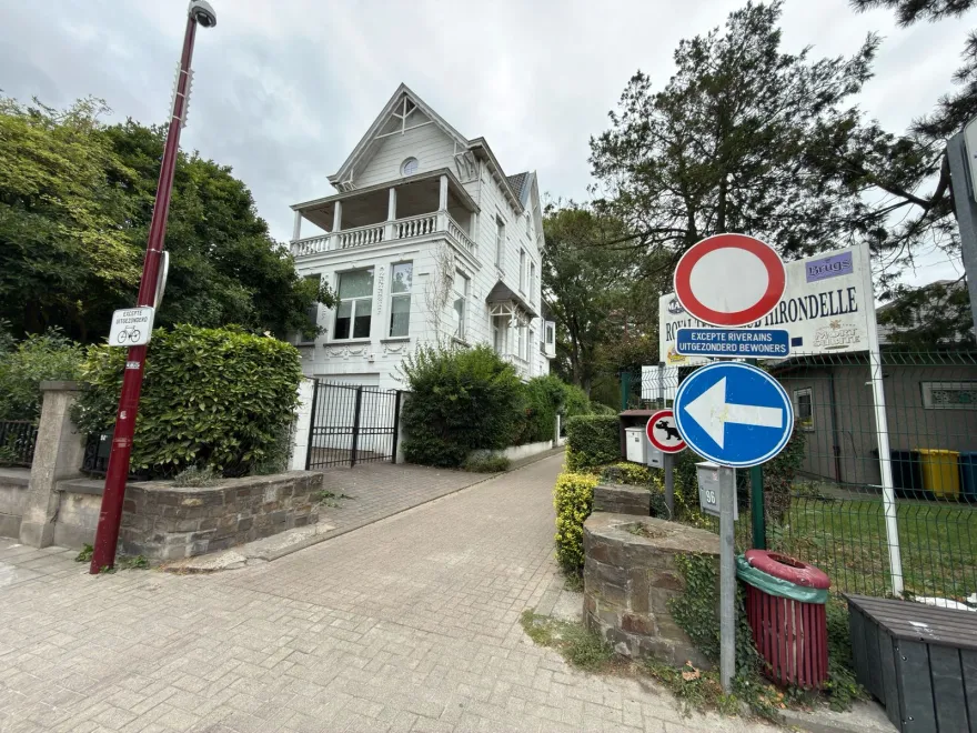 Signal rond à bord rouge entièrement vide, avec un panneau additionnel « excepté riverains », à l'entrée d'une rue