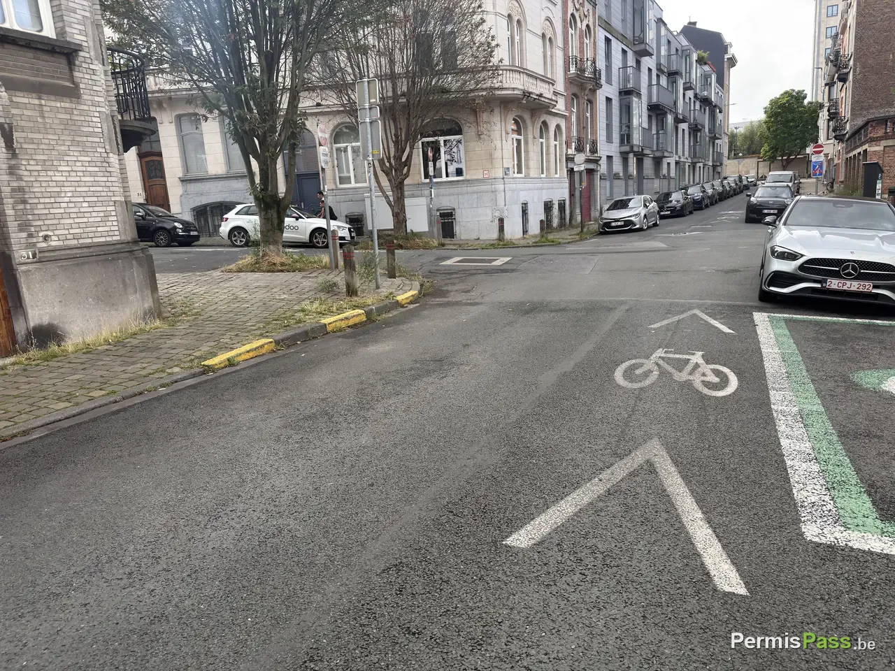Rue cyclable débouchant sur un carrefour sans panneau de priorité ni feu de signalisation.