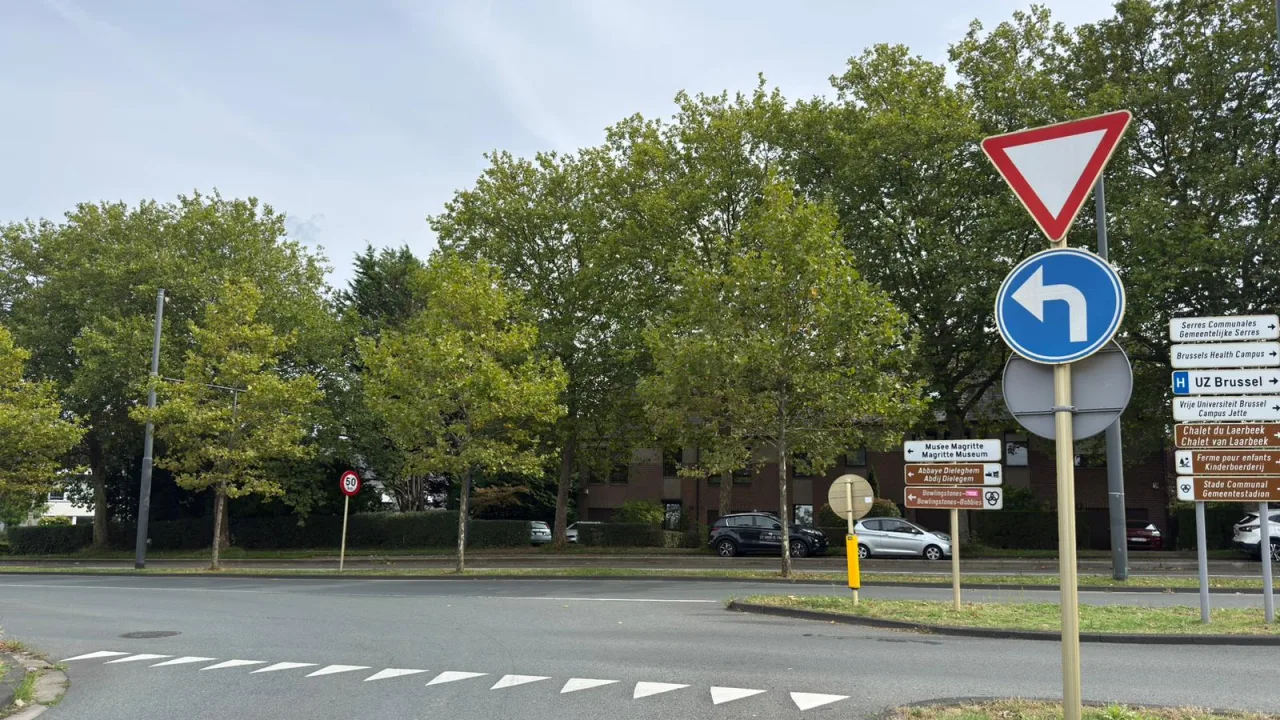 Signal de cédez-le-passage en triangle inversé, avec des triangles blancs peints au sol