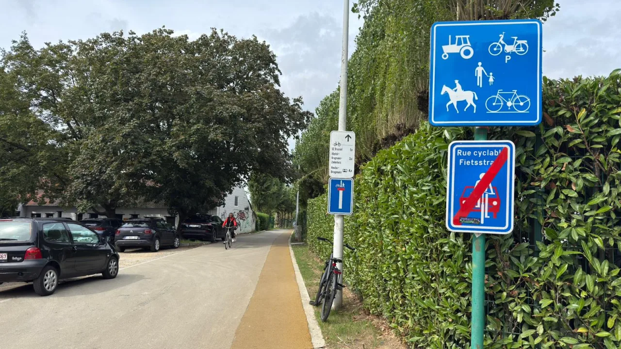 Signal carré bleu de chemin réservé, montrant un véhicule agricole, des piétons, un cavalier et un cycliste