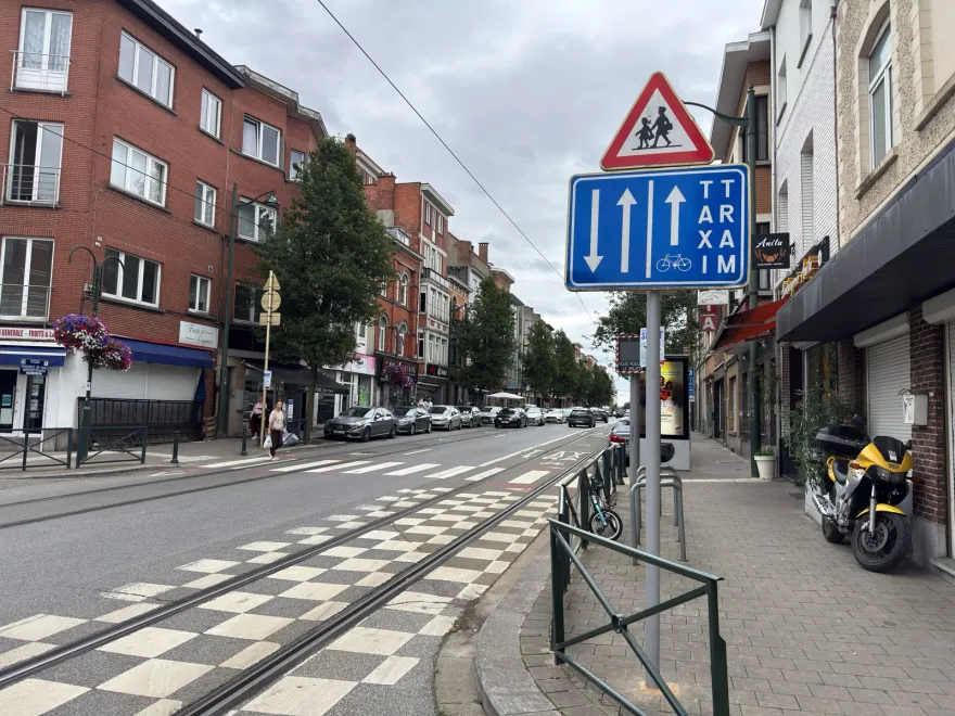 Signal de sélection de bandes indiquant une bande réservée aux taxis, aux trams et aux cyclistes