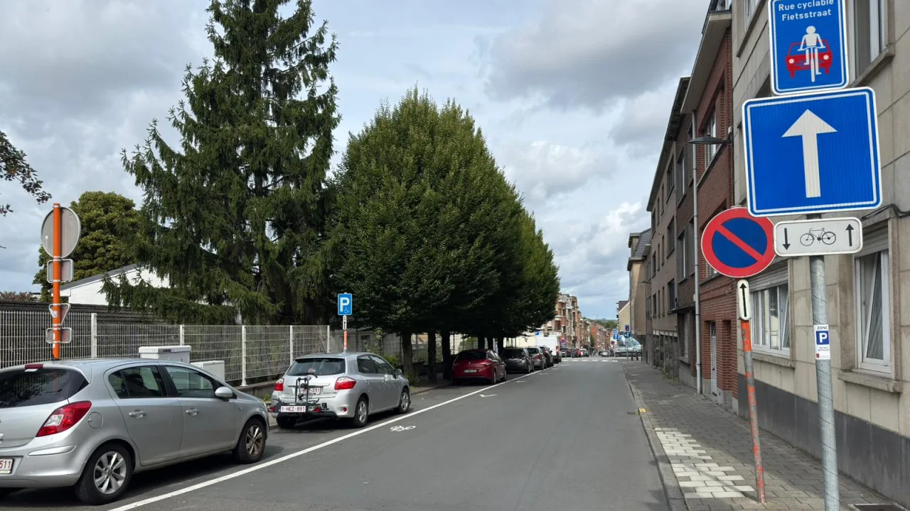 Signal de sens unique avec un panneau additionnel autorisant les cyclistes dans les deux sens