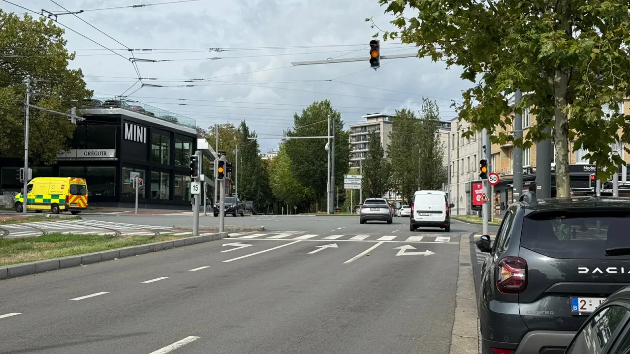 Feu de signalisation à l'orange fixe, au-dessus d'une chaussée urbaine