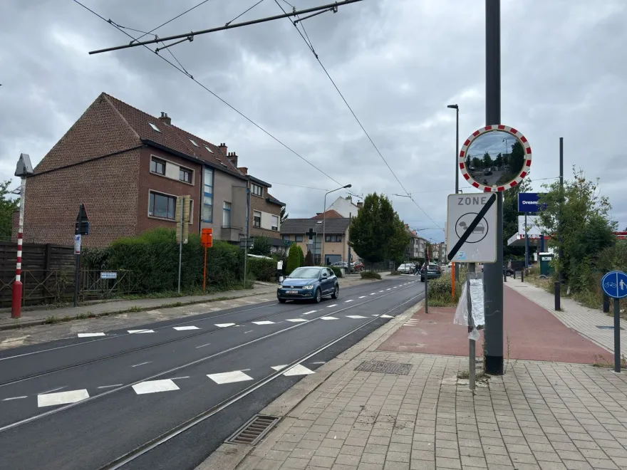 Signal de fin de zone de basses émissions, barré d'une diagonale, au bord d'une avenue avec des rails de tram
