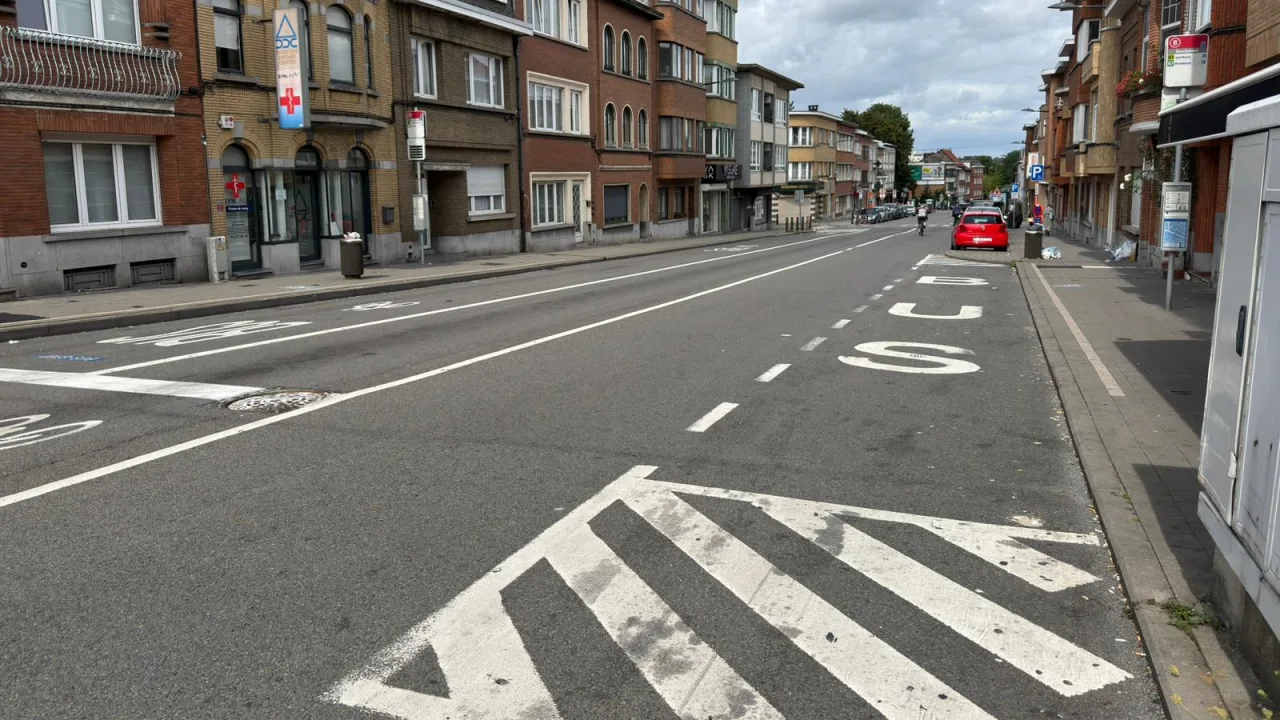 Hachures obliques blanches peintes sur la chaussée, en triangle, séparant deux courants de circulation