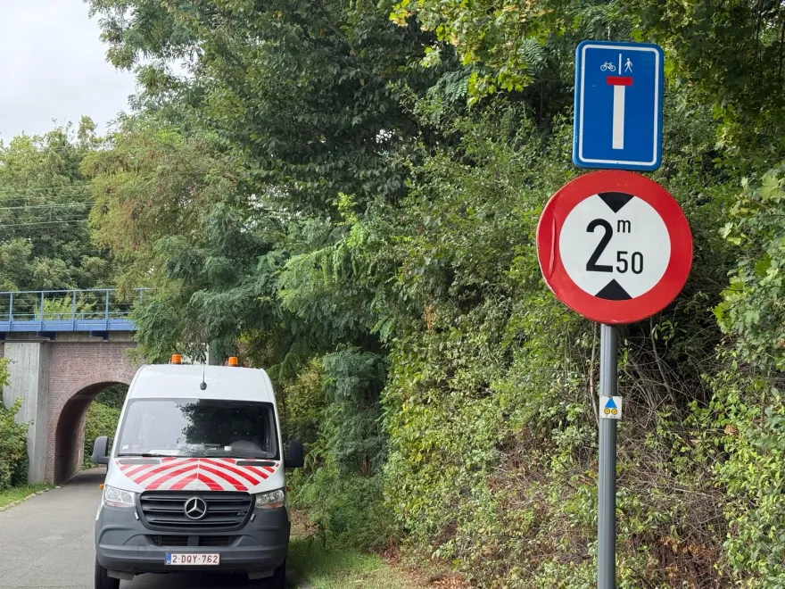 Signal bleu d'impasse débouchante surmontant un signal de hauteur maximale 2,50 m, devant un pont ferroviaire bas
