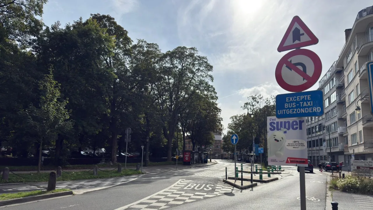 Panneau additionnel « excepté bus-taxi » sous une interdiction de tourner à gauche