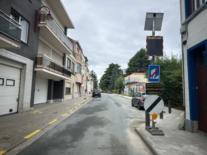 Ligne jaune discontinue peinte le long du bord d'une chaussée, dans une rue en travaux