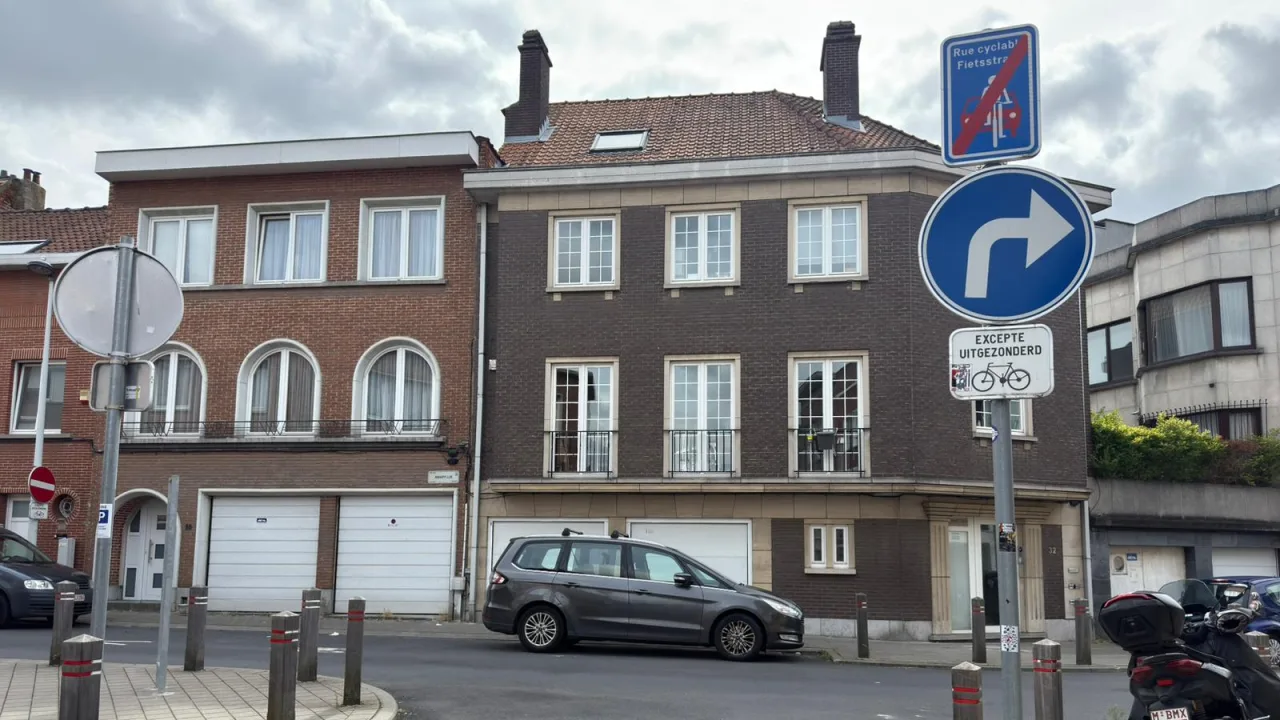 Panneau additionnel « excepté » portant un vélo, sous un signal d'obligation de tourner