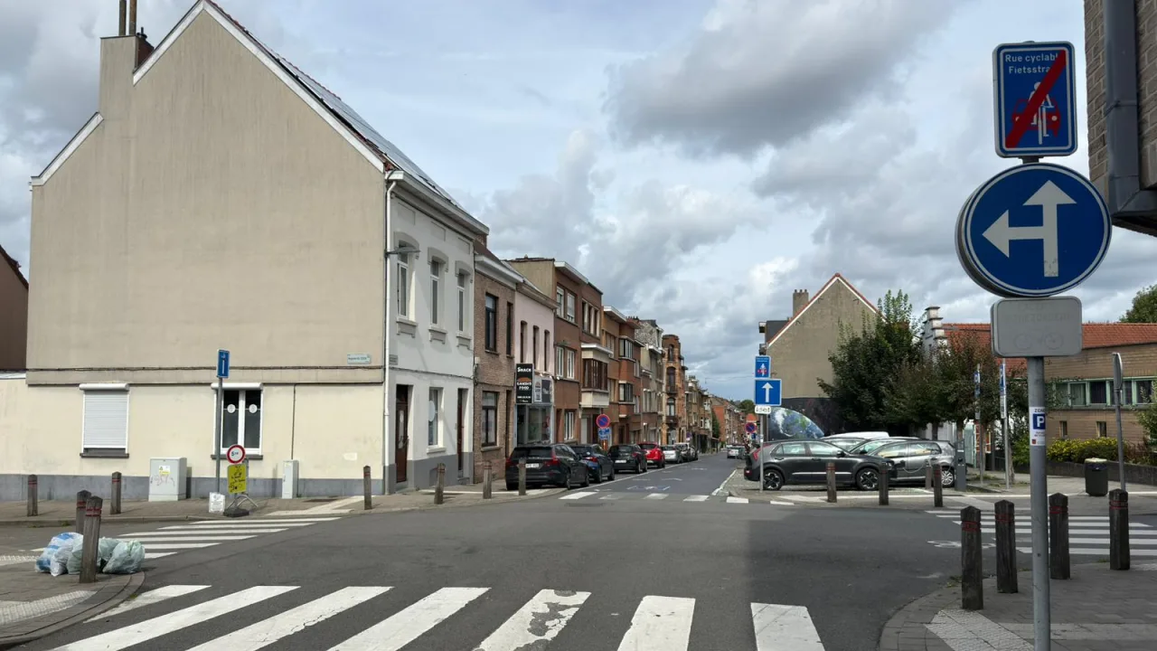 Passage pour piétons marqué au sol devant un carrefour, avec des signaux d'obligation