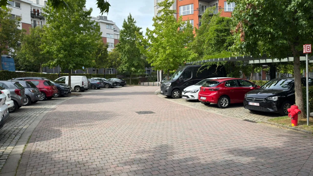 Croisement de deux allées dans un parking résidentiel, sans signalisation