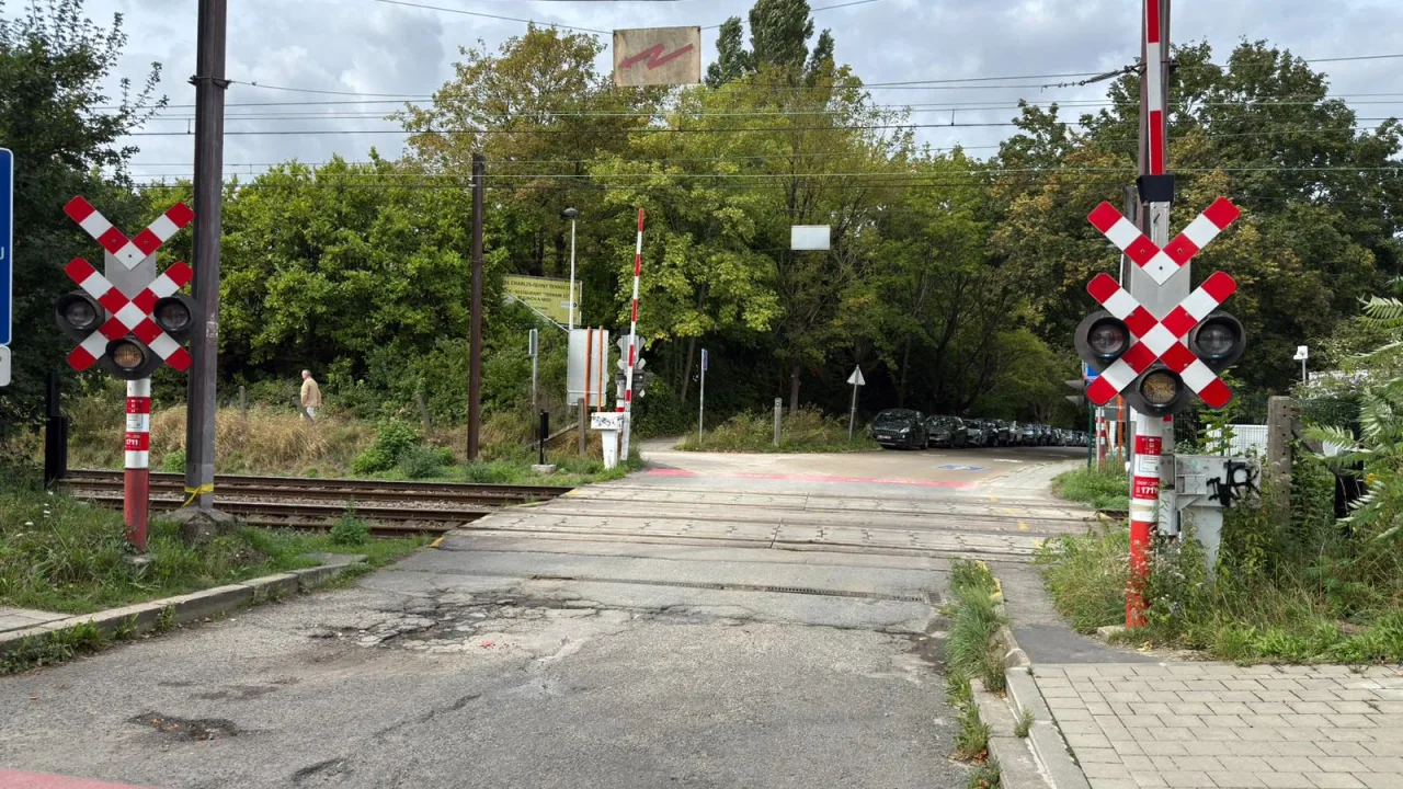 Croix de Saint-André à double branche à un passage à niveau, avec ses feux rouges