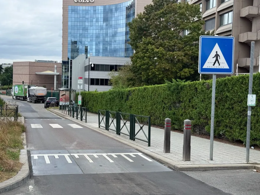 Passage pour piétons aménagé sur un plateau surélevé, avec son signal carré bleu