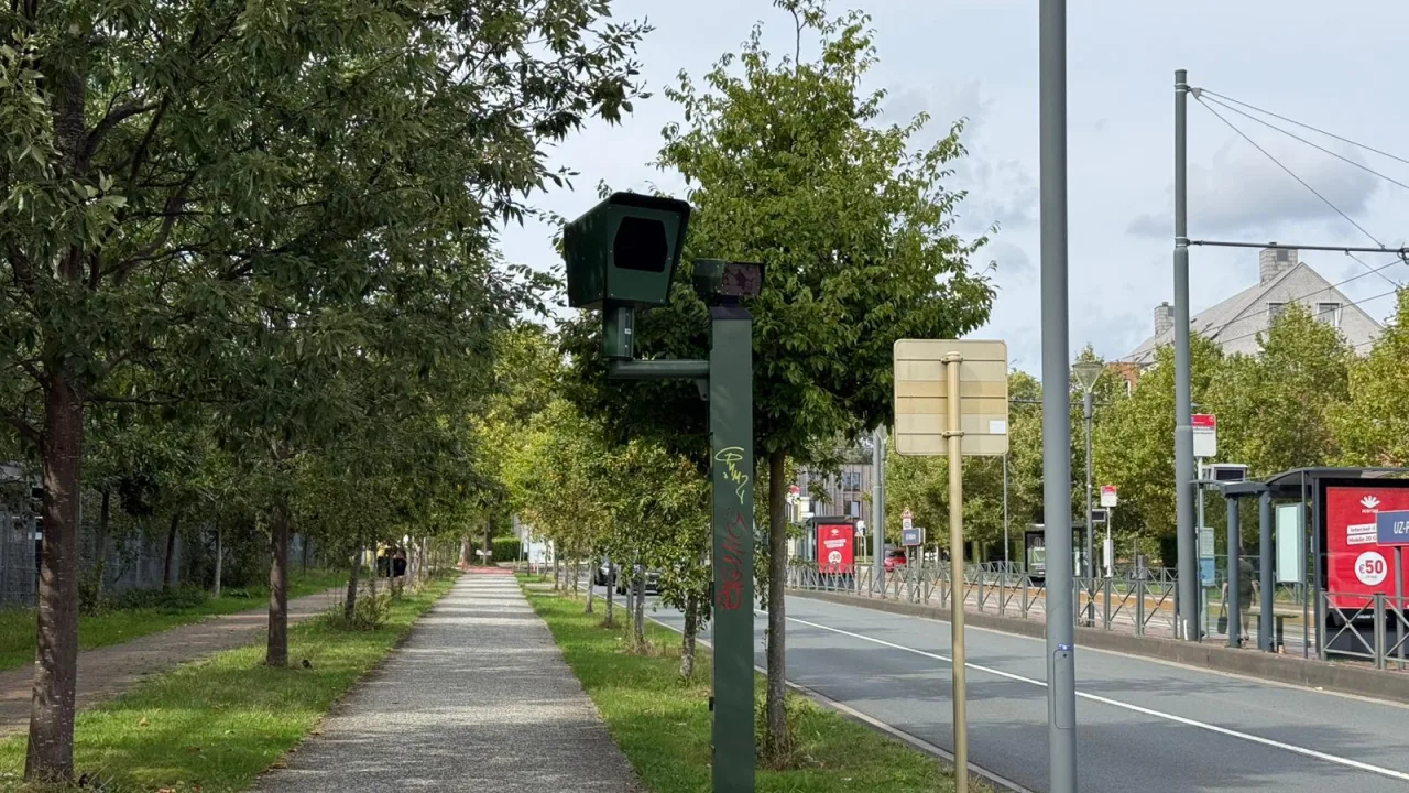 Boîtier de radar fixe monté sur un mât au bord d'une avenue