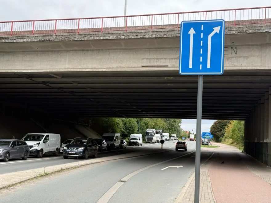 Signal bleu de sélection de bandes sous un pont, montrant une bande tout droit et une bande tout droit ou à droite