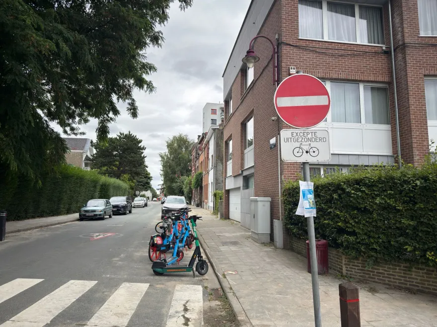 Signal de sens interdit avec un panneau additionnel « excepté » portant un vélo, à l'entrée d'une rue