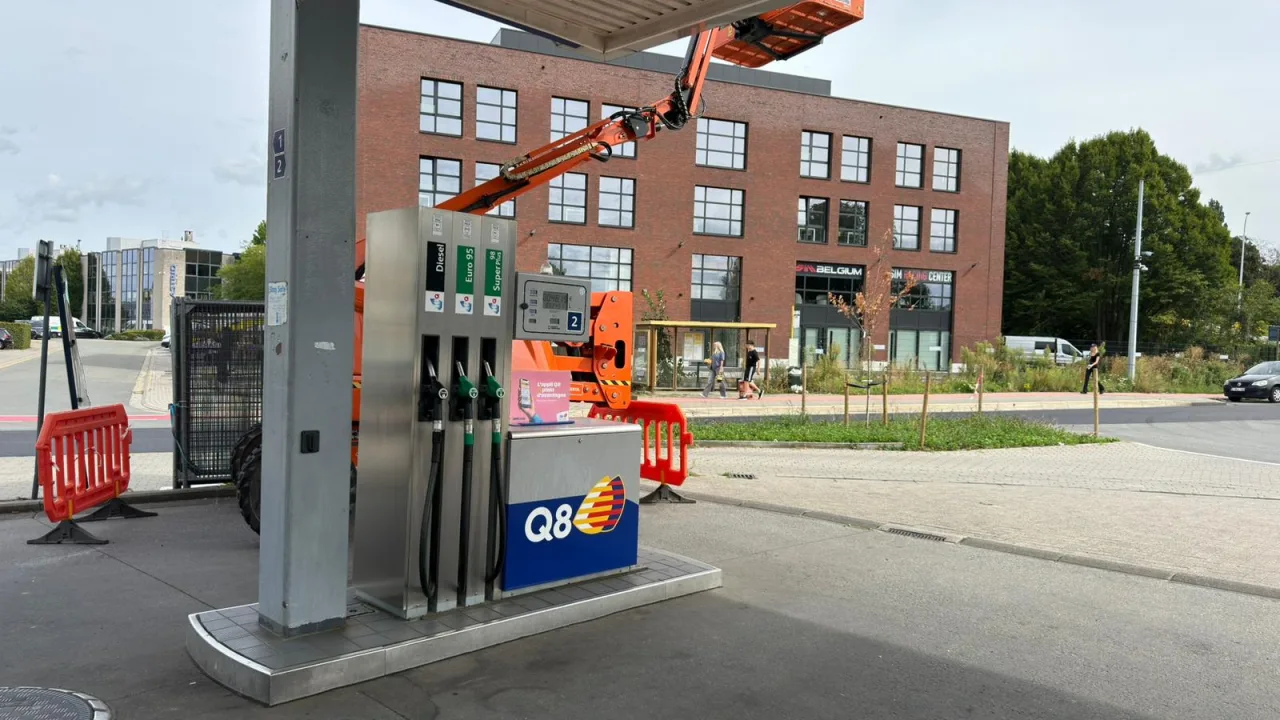 Sortie d'une station-service donnant sur la chaussée