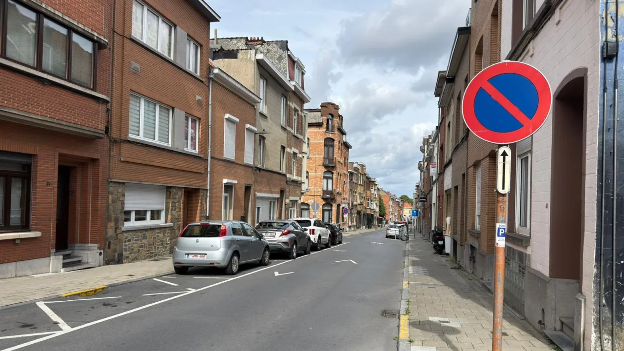 Panneau additionnel à flèche vers le haut, sous un signal de stationnement interdit