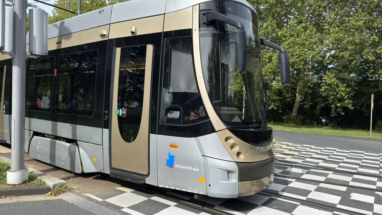 Tram franchissant un damier de site franchissable, dans une avenue