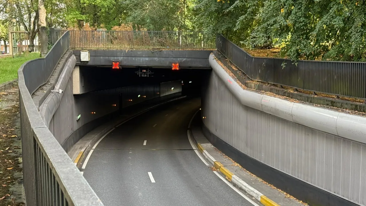 Deux croix rouges lumineuses au-dessus des bandes, à l'entrée d'un tunnel routier