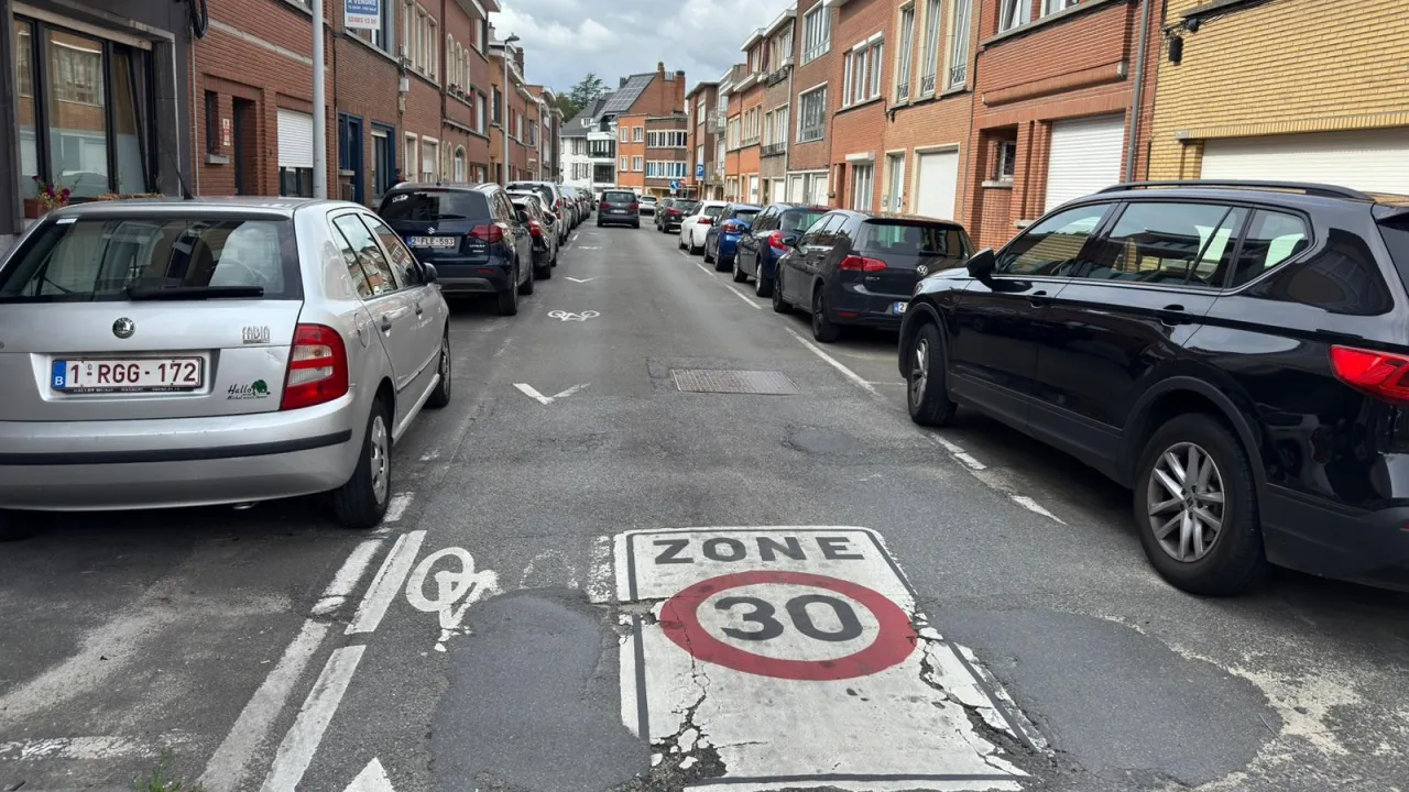 Bande cyclable suggérée marquée d'un vélo peint, sur une chaussée de rue résidentielle
