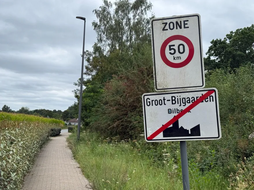Signal de zone 50 placé au-dessus d'un signal de fin d'agglomération barré de rouge