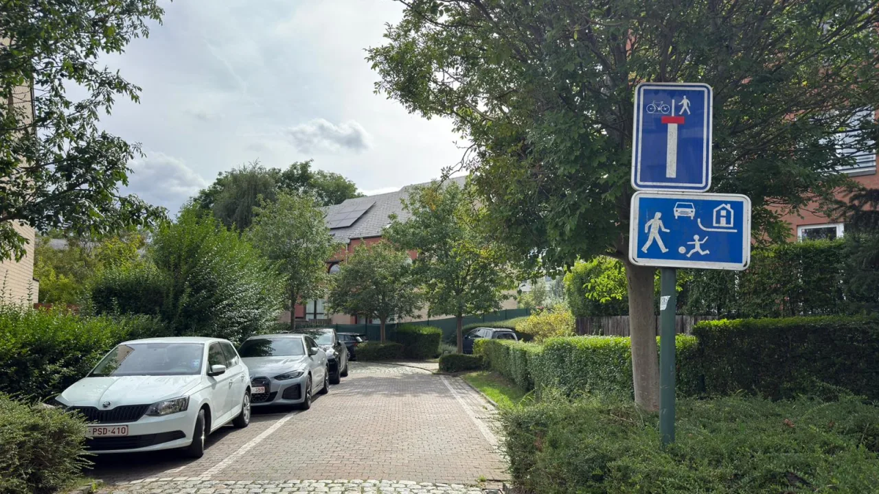 Signal bleu d'entrée de zone résidentielle avec maison, voiture et enfant qui joue
