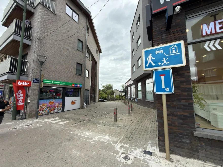 Signal d'entrée de zone résidentielle montrant une maison, des enfants qui jouent et un piéton