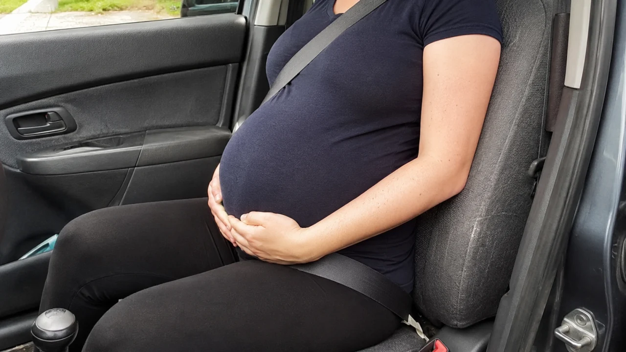 Comment la sangle basse doit-elle passer chez cette passagère enceinte ?