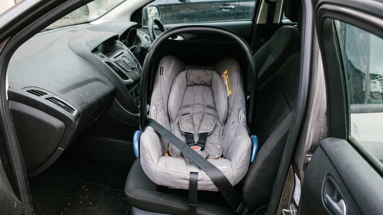 Ce siège bébé est installé dos à la route à l'avant. Quelle condition est impérative ?