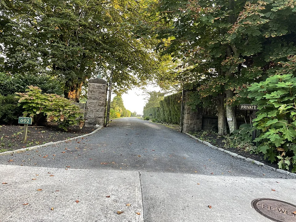 Allée privée fermée signalée par un panneau propriété privée