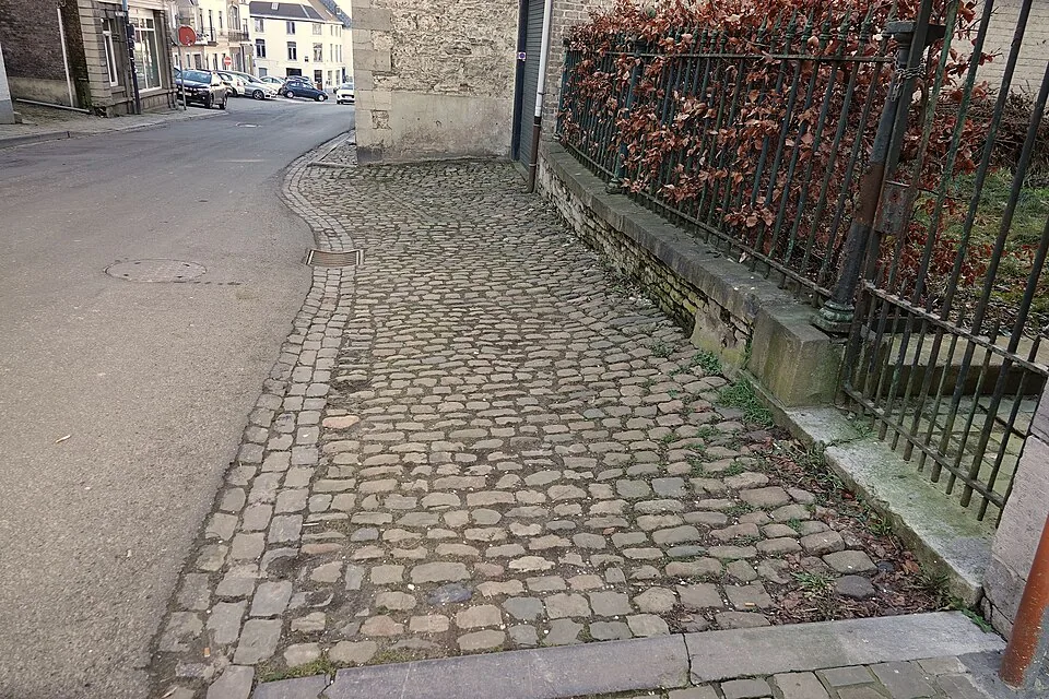 Accotement de plain-pied au même niveau que la chaussée