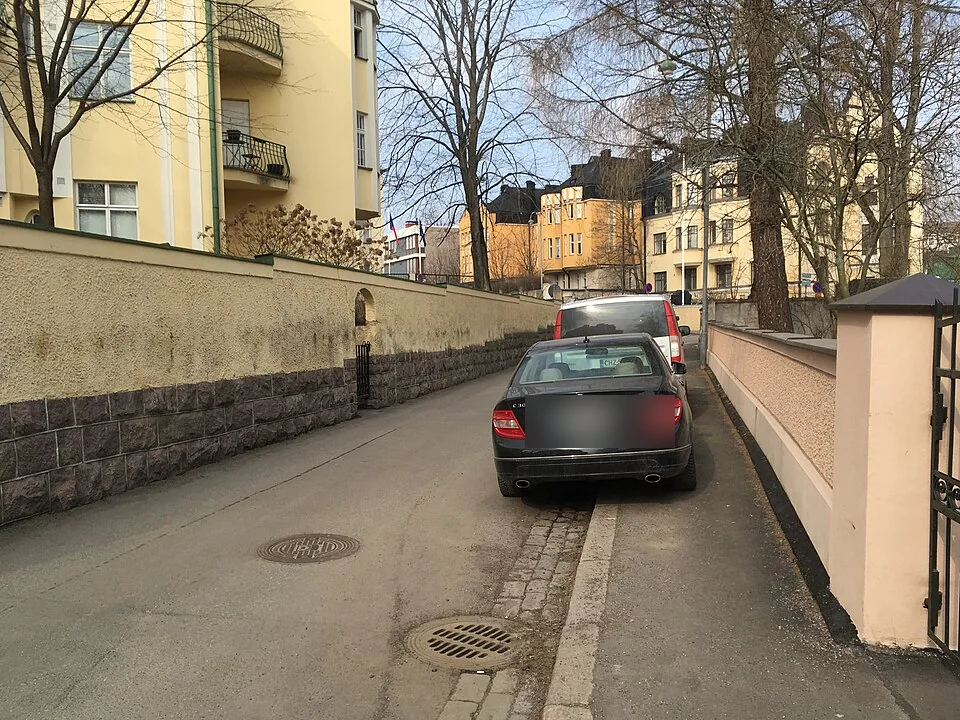 Voiture stationnée avec deux roues sur le trottoir