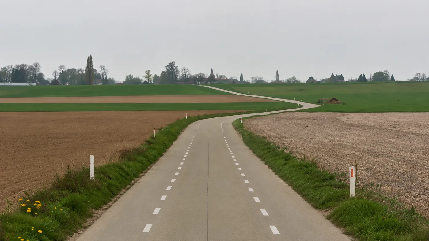 Cycliste circulant sur la bande latérale d'une chaussée à voie centrale