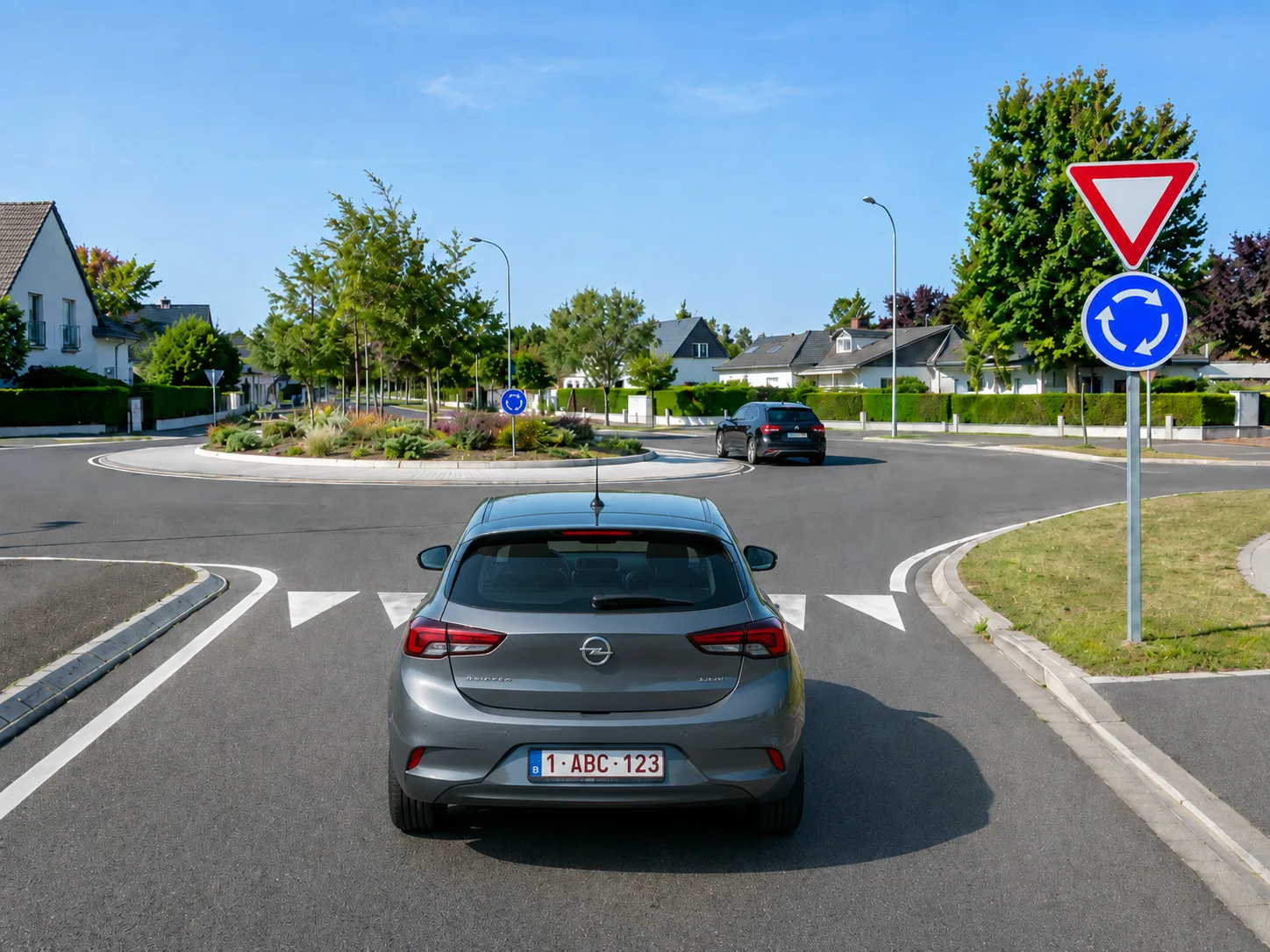 Panneau belge de sens giratoire obligatoire à l'entrée d'un rond-point