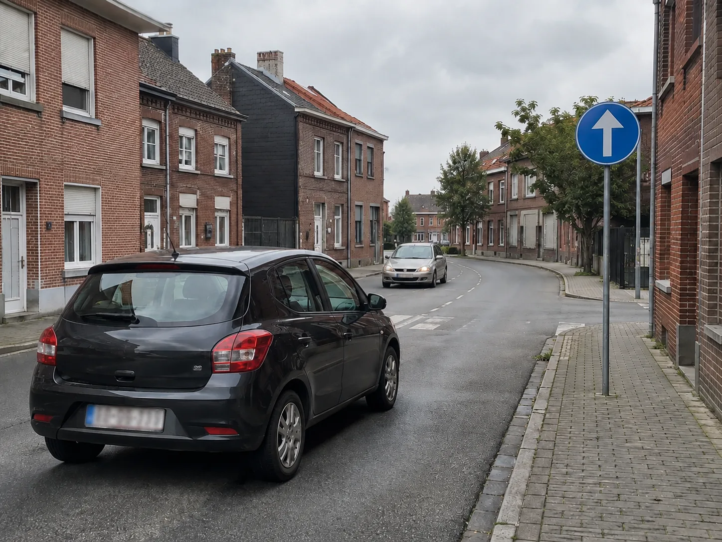Panneau belge rond bleu à flèche blanche vers le haut, à l'angle d'un carrefour