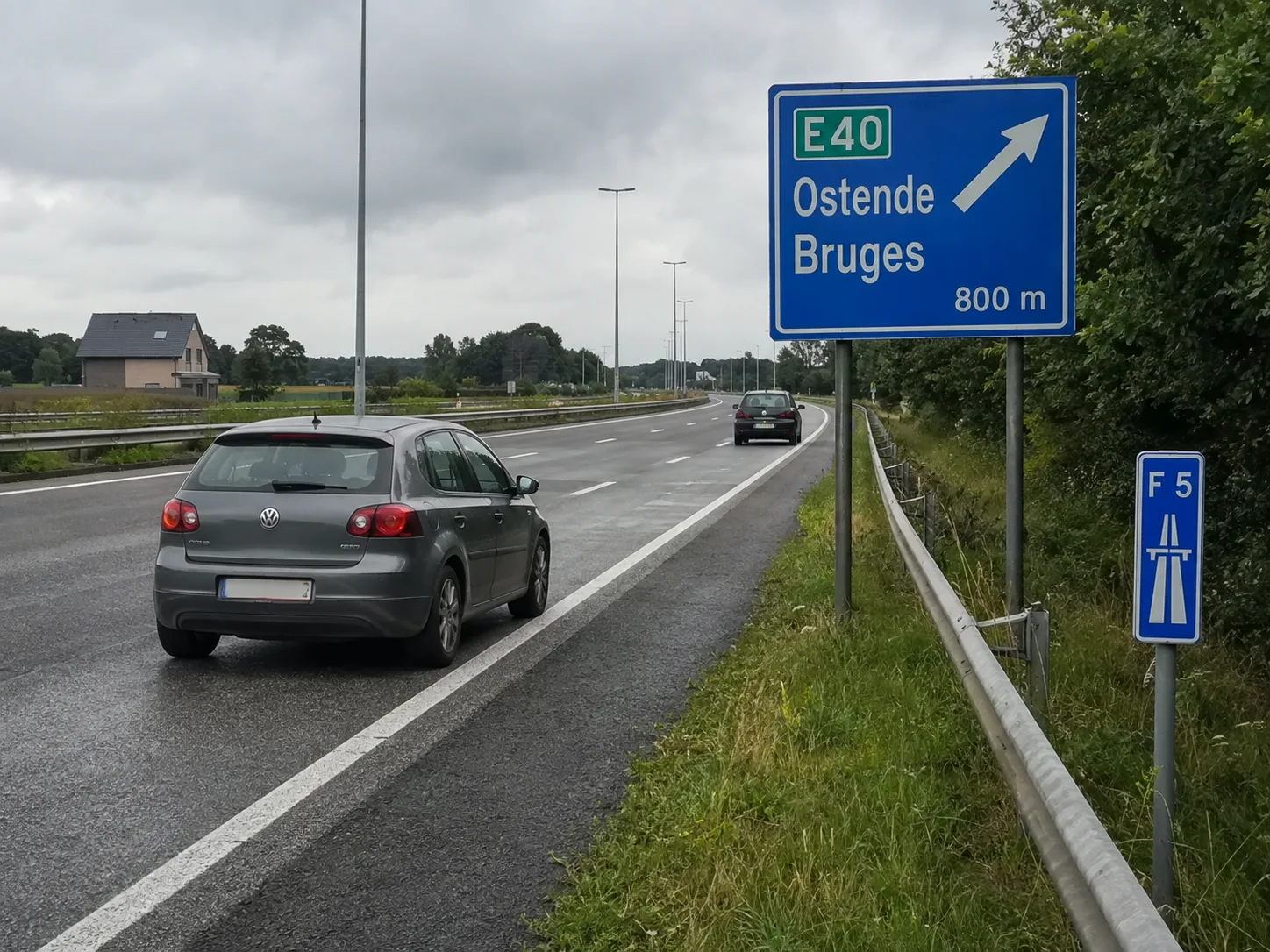 Cartouche vert de numérotation d'autoroute européenne sur un panneau de direction belge
