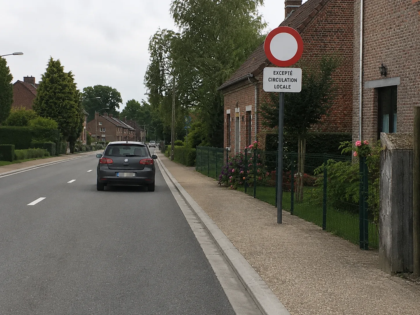 Panneau belge de circulation interdite surmontant une plaque « excepté circulation locale »