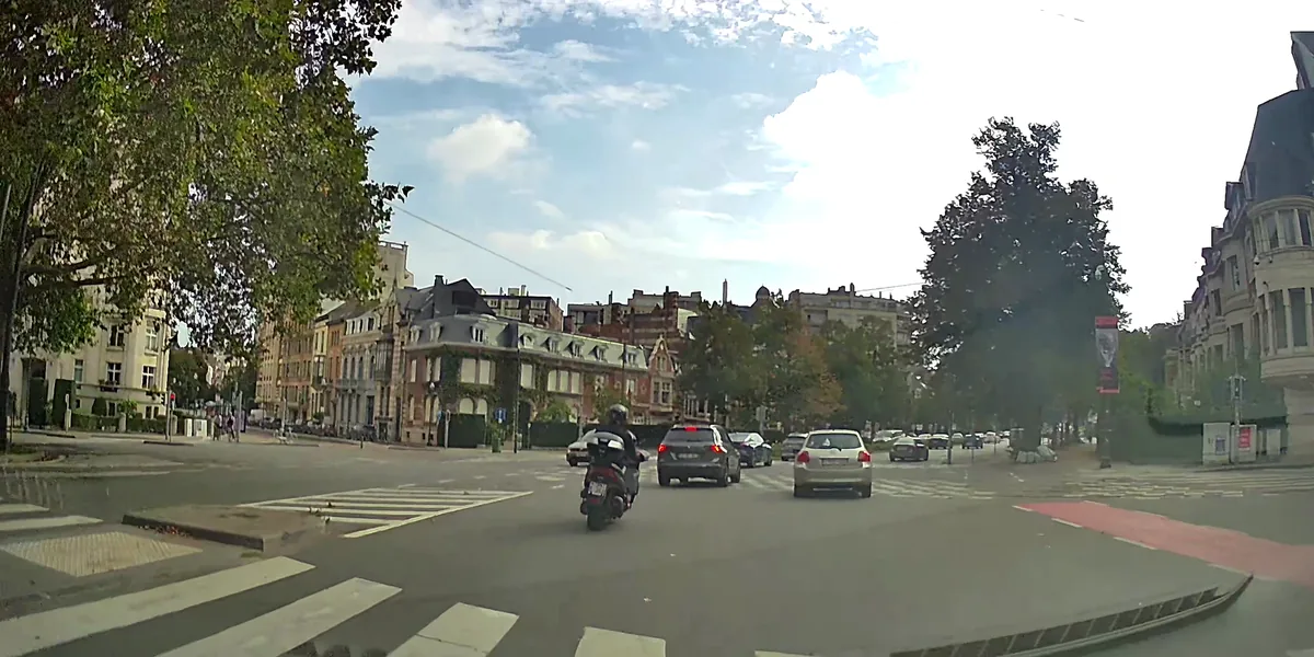 Format clic : un scooter qui se rabat devant la voiture, zone cliquable en vert